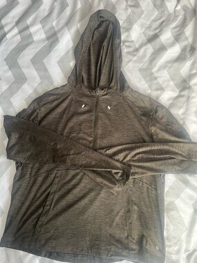 Women’s green athletic long sleeve hoodie